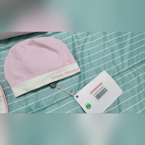 Authentic VERSACE YOUNG BABY SET 9M  WITH TAG WITH BOX - Picture 2 of 10